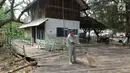 Aktivitas petugas di Suaka Margasatwa Muara Angke, Jakarta, Selasa (17/9/2019). Suaka Margasatwa Muara Angke akan dikembangkan sebagai pusat edukasi mangrove. (Liputan6.com/Herman Zakharia)