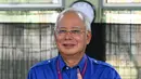 Perdana Menteri Malaysia, Najib Razak menunjukan jari yang telah diberi tinta usai memberikan hak suaranya di Pekan, Pahang, Rabu (9/5). Pemilu ini pertarungan antara PM Najib yang sudah berkuasa sejak 2009, melawan Mahathir Mohamad. (MOHD RASFAN / AFP)