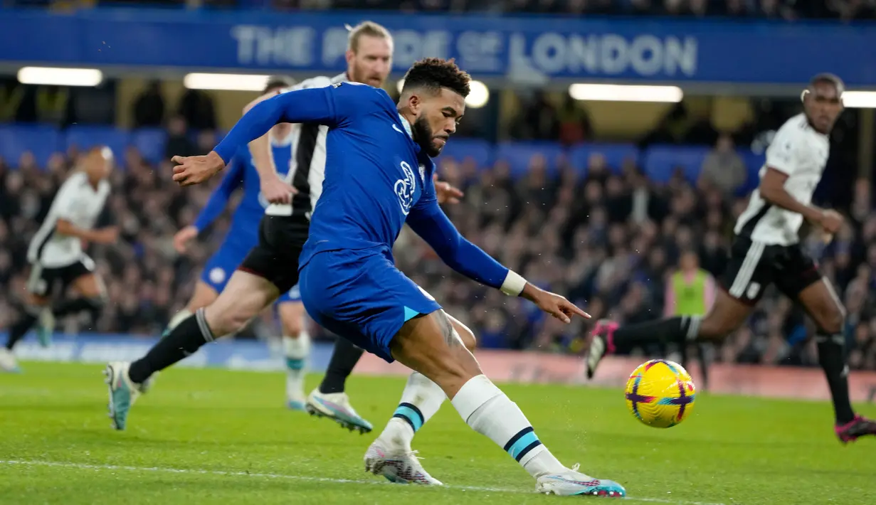 Pemain Chelsea Reece James melakukan tendangan saat melawan Fulham pada pertandingan sepak bola Liga Inggris di Stadion Stamford Bridge, London, Inggris, 3 Februari 2023. Chelsea ditahan imbang Fulham 0-0. (AP Photo/Kirsty Wigglesworth)