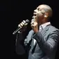 Penyanyi asal Amerika Serikat, Brian McKnight menyanyikan lagu andalannya pada konser The 90's Soul Ace di kawasan Kasablanka, Jakarta, Kamis (8/12). Brian mengajak penonton bernostalgia dengan sejumlah hits miliknya. (Liputan6.com/Herman Zakharia)