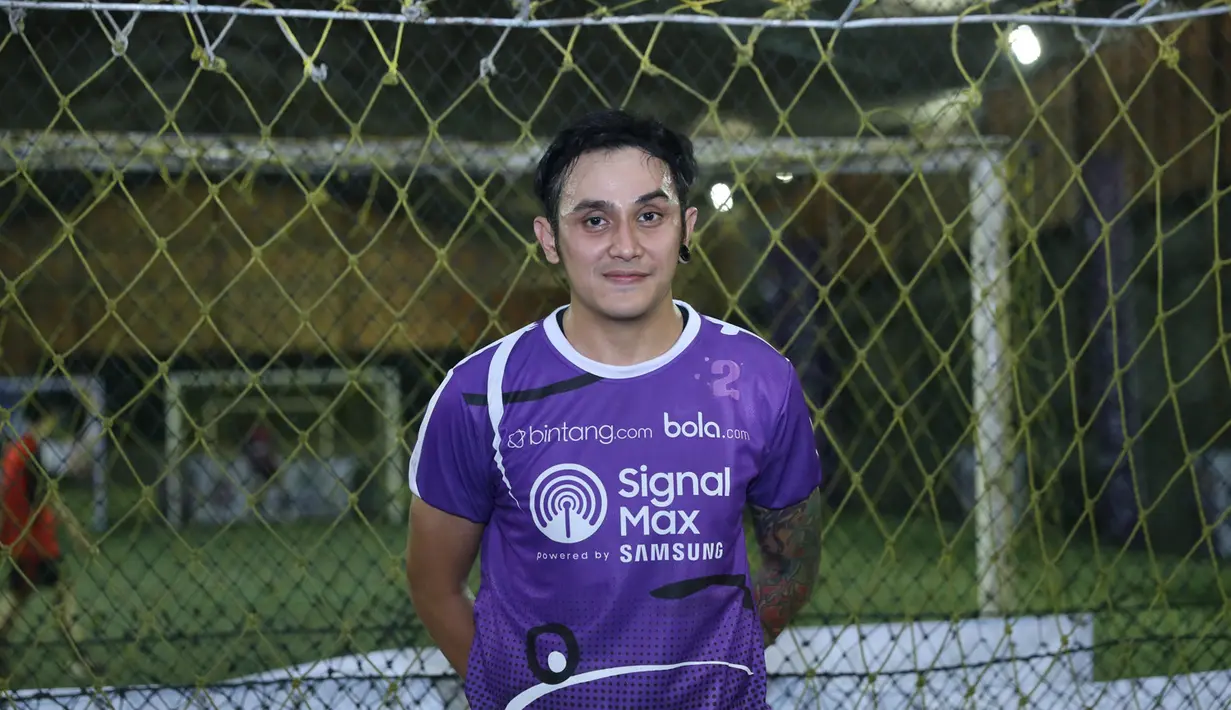 "Gua selalu support apapun yang berbau dengan olahraga sepakbola, karena gua tahu banyak anak Indonesia yang jago dan bertalenta, berpotensi jadi pemain yang bagus," jelasnya. (Nurwahyunan/Bintang.com)