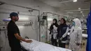 Petugas medis Arab Saudi bekerja di unit perawatan sengatan panas di Rumah Sakit Darurat Mina di kota suci Mekkah pada 1 Juni 2025. (HAZEM BADER/AFP)