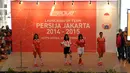 Sejumlah model memeragakan kostum baru tim Persija Jakarta musim 2015 saat peluncuran yang dihelat di Hall Atrium JIExpo, Kemayoran, (23/12/2014). (Liputan6.com/Helmi Fithriansyah)