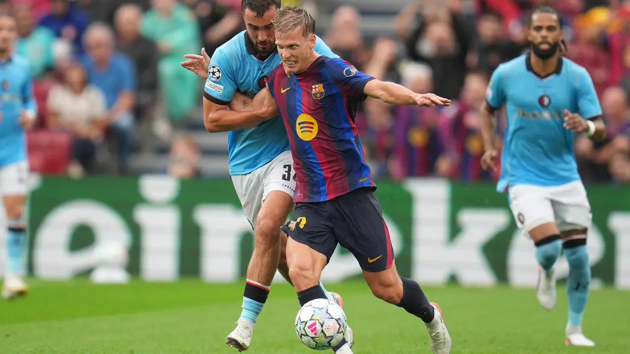 Pemain Feyenoord Tijme Wessels berebut bola dengan pemain Barcelona Dani Olmo
