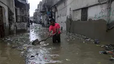 Seorang pria membersihkan jalan yang banjir setelah hujan deras, di Karachi, Pakistan, Selasa (30/7/2019). Departemen Meteorologi Pakistan mengatakan bahwa hujan memasuki provinsi Sindh dari Rajasthan India dan memperkirakan hujan akan turun tiga hari lagi. (AP Photo/Fareed Khan)