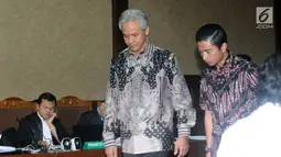 Mantan Wakil Ketua Komisi II DPR, Ganjar Pranowo (tengah) jelang memberi kesaksian dalam sidang lanjutan dugaan korupsi pengadaan e-KTP dengan terdakwa, Setya Novanto di Pengadilan Tipikor, Kamis (8/2). (Liputan6.com/Helmi Fithriansyah)