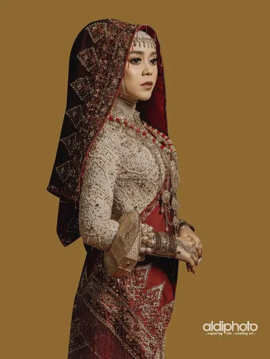 Ditegaskan ayah Lesty bahwa tidak akan ada adat daerah saat acara lamaran nanti. Semuanya akan digelar dengan nuansa yang sederhana dan dihadiri oleh keluarga inti dari kedua pihak. (Instagram/lestykejora)