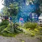 Warga membersihkan pohon kelapa yang tumbang akibat terjangan topan Phanfone di Borongan, Provinsi Samar Timur, Filipina, Rabu (25/12/2019). Topan membuat jutaan warga di negara yang mayoritas beragama Katolik itu merayakan Natal dengan kesedihan. (ALREN BERONIO/AFP)