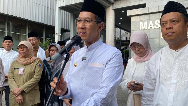 Penjabat Gubernur DKI Jakarta Heru Budi Hartono melaksanakan sholat Idul Adha bersama pejabat DKI Jakarta di Masjid Fatahillah Balai Kota, Kamis (29/6/2023).