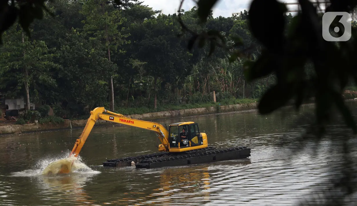 Petugas menggunakan alat berat jenis Eksavator Amphibi melakukan aktivitas pengerukan di area Situ Pengarengan, Depok, Jawa Barat, Selasa (12/1/2021). Pengerukan dilakukan untuk menjaga kedalaman setu terlebih di musim penghujan. (Liputan6.com/Helmi Fithriansyah)