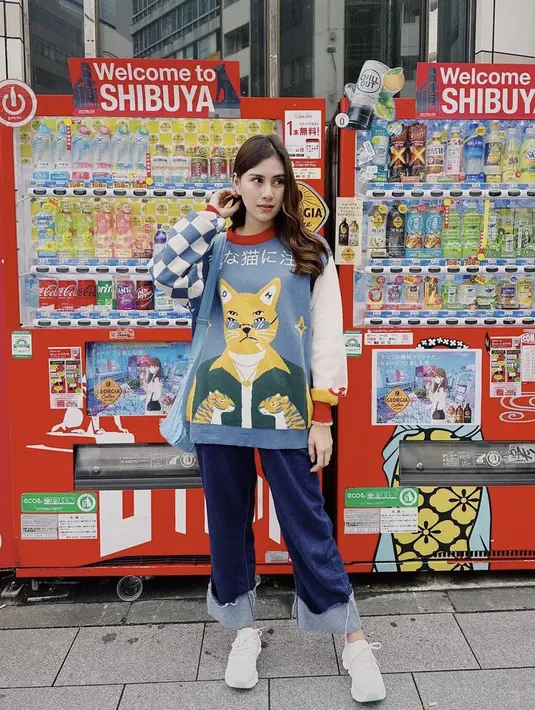 Syahnaz juga tampil dengan sweater oversize dengan gambar kucing dipadukan celana denim dan sneakers putihnya. @syahnazs.