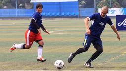 Legenda Timnas Indonesia, Kurniawan Dwi Yulianto, bermain sepak bola bersama anak-anak SSB pada acara Dukung Generasi Emas Sepak Bola Indonesia bersama Aice di Pancoran Soccer Field, Jakarta Selatan, Selasa (25/7/2023). (Bola.com/M Iqbal Ichsan)