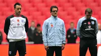 John Terry (kiri), mantan manajer Inggris Fabio Capello (tengah) dan salah seorang staf timnas mengheningkan cipta untuk memperingati Armistice Day. (GLYN KIRK / AFP)