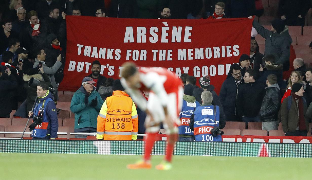 Fans Arsenal membentangkan baner untuk pelatih Arsene Wenger saat timnya melawan Bayern Munich pada leg kedua babak 16 besar Liga Champions di Emirates Stadium, London, (7/3/2017). Bayer Munich menang 5-1. (AP/Frank Augstein)