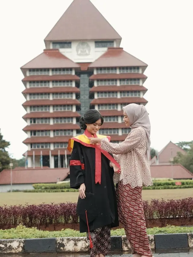 Wisuda Namira Adjani