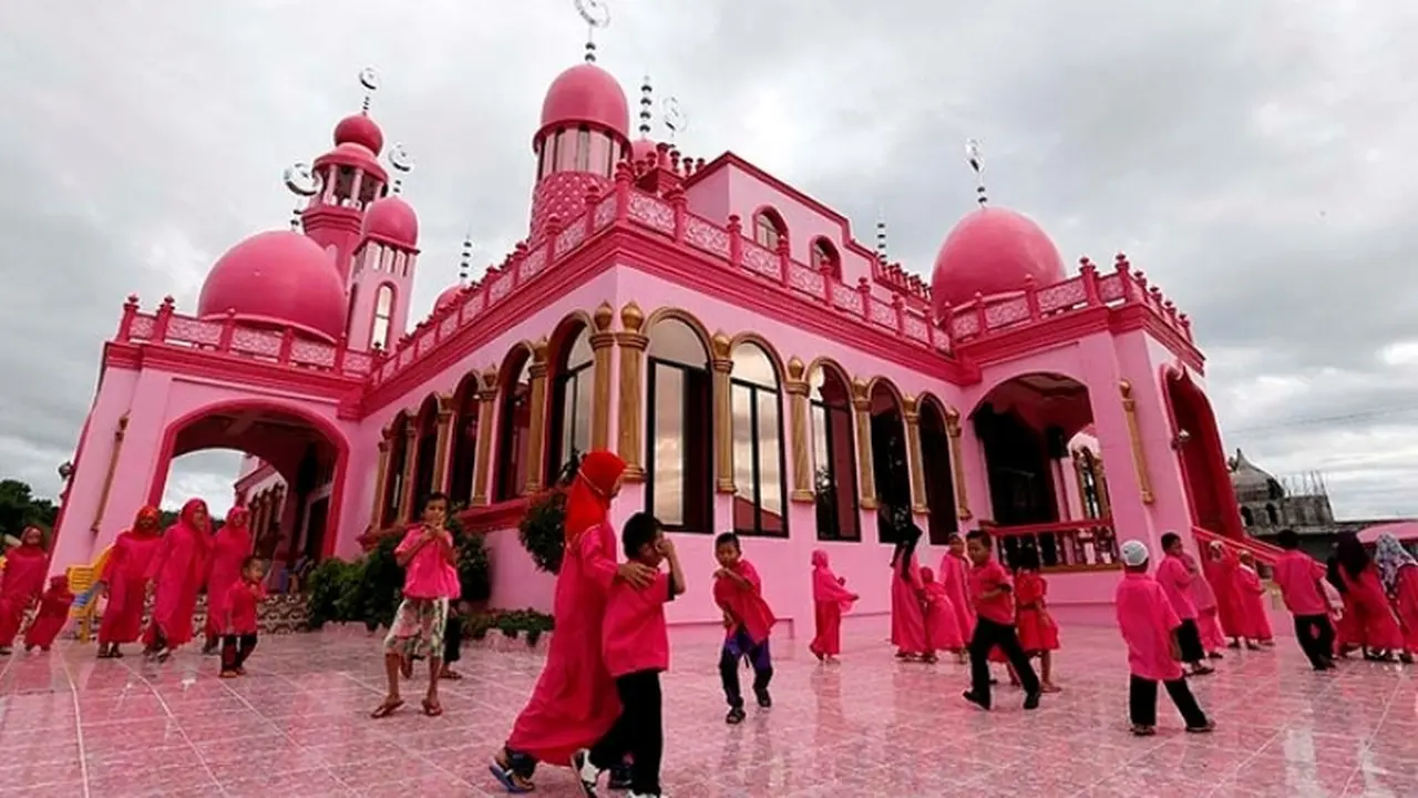 Uniknya Masjid Merah Muda yang Melambangkan Perdamaian