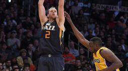 Pemain Utah Jazz,  Joe Ingles melakukan tembakan 3-poin saat dihadang pemain Los Angeles Lakers, Luol Deng pada laga NBA basketball game di Los Angeles, (27/12/2016).  (AP/Mark J. Terrill)
