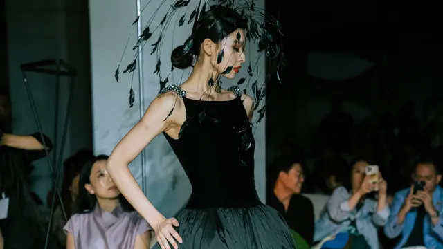 Time Dilation, Perjalanan 15 Tahun Yosafat Dwi Kurniawan dalam Koleksi Bersiluet Adibusana Modern