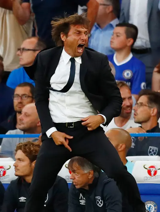 Selebrasi Manajer Chelsea, Antonio Conte saat anak asuhnya berhasil mencetak gol ke gawang West Ham United di Stadion Stamford Bridge, Senin (15/8). Chelsea keluar sebagai pemenang dengan skor 2-1. (REUTERS/ Eddie Keogh)