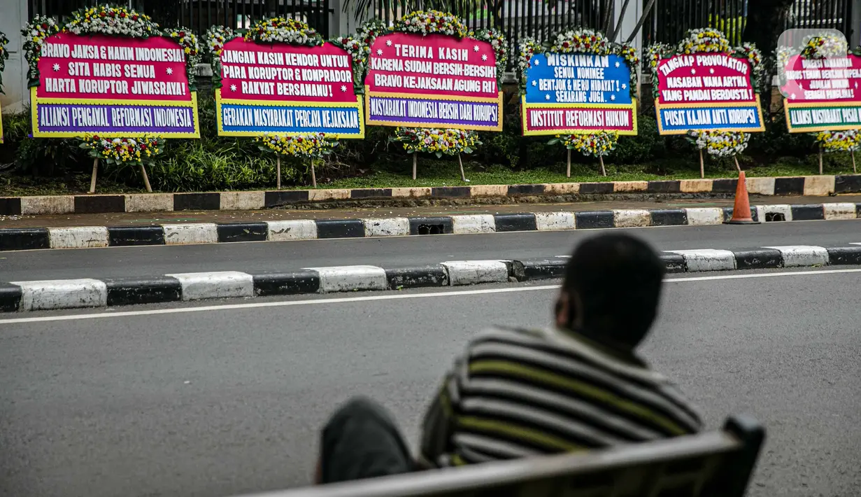 Karangan bunga berjejer di depan Gedung Kejaksaan Agung RI, Jakarta, Selasa (27/10/2020). Karangan bunga berasal dari korban terdampak kasus asuransi Jiwasraya yang mengharapkan kasus mega skandal itu bisa segera tuntas dan memberikan keadilan bagi mereka. (Liputan6.com/Faizal Fanani)