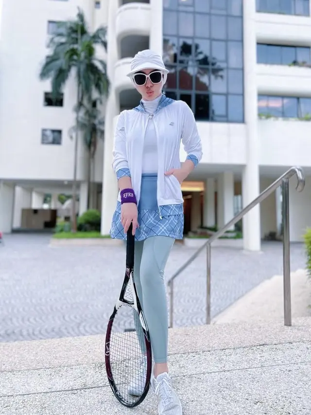 Tampilan Baju Olahraga Syahrini saat Bermain Tenis, credit: (@princessyahrini)