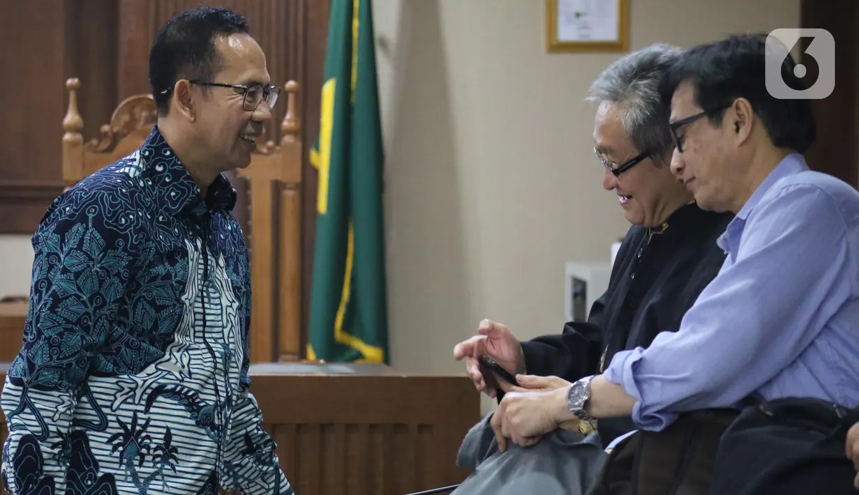Terdakwa dugaan korupsi pengadaan alat kesehatan di Pemprov Banten dan Pemkot Tangsel serta Tindak Pidana Pencucian Uang, Tubagus Chaeri Wardana (kiri) bersama penasehat hukumnya usai menjalani sidang, Pengadilan Tipikor Jakarta, Kamis (12/12/2019). Sidang ditunda. (Liputan6.com/Helmi Fithriansyah)