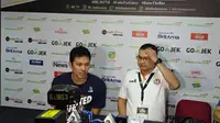 Pelatih Pelita Jaya, Johanis Winar, kanan. (Bola.com/Budi Prasetyo Harsono)