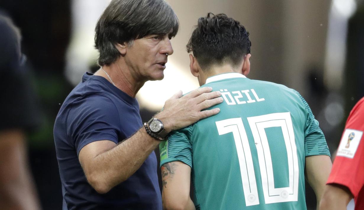 Penampilan buruk pemain berusia 29 tahun itu juga dituding sebagai penyebab tersingkirnya timnas Jerman di penyisihan grup Piala Dunia 2018. (AP/Lee Jin-man)