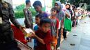 Anak-anak turut mengantre untuk mendapatkan takjil gratis. (merdeka.com/Arie Basuki)