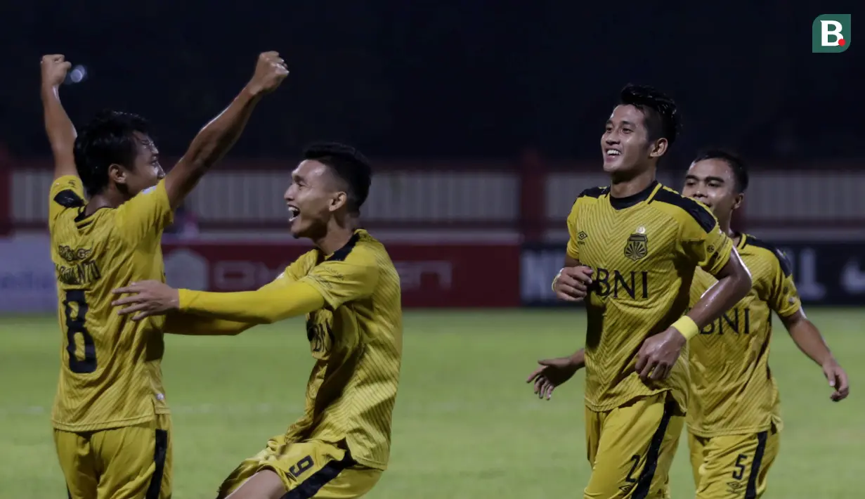 Pemain Bhayangkara FC merayakan gol yang dicetak oleh Muhamad Hargianto ke gawang Mitra Kukar pada laga Liga 1 di Stadion PTIK, Jakarta, Kamis (17/5/2018). (Bola.com/M Iqbal Ichsan)