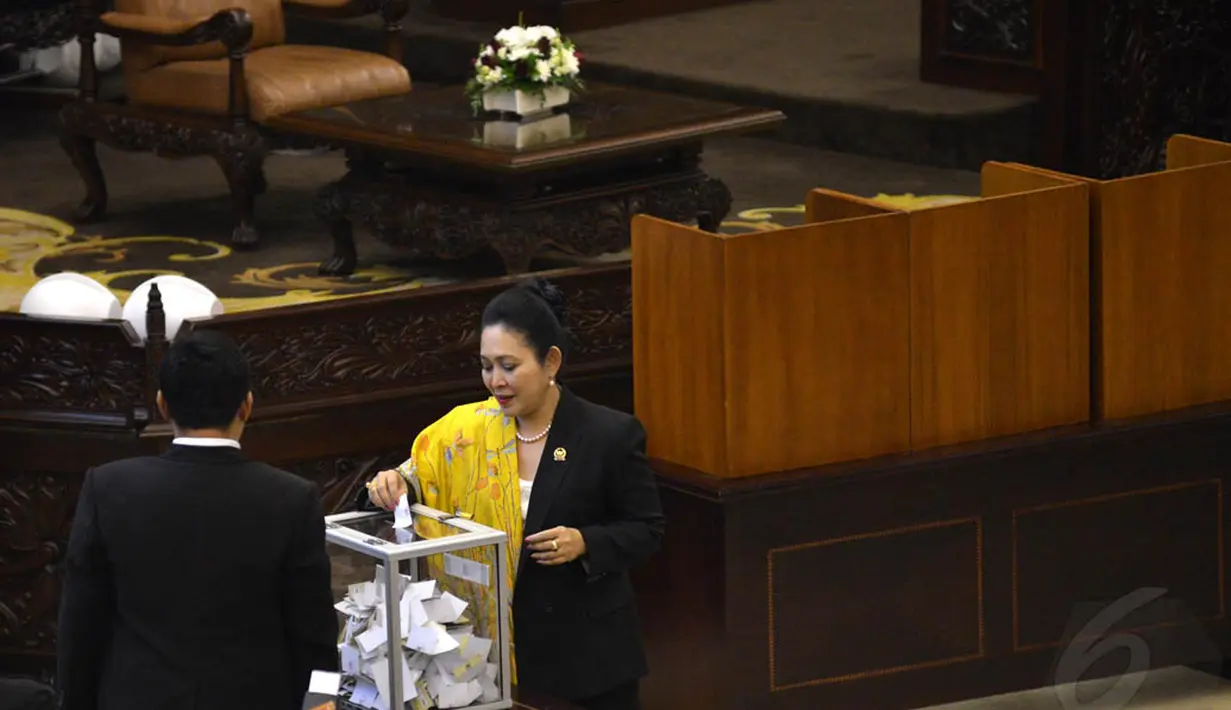 Anggota DPR dari Partai Golkar Titiek Soeharto‎ memberikan suaranya saat pemilihan pimpinan MPR RI, Jakarta, (7/10/14). (Liputan6.com/Andrian M Tunay)