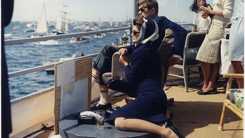 Jackie Kennedy dan suaminya Presiden AS John F Kennedy saat menyaksikan America's Cup Race (Public Domain/ U.S. National Archives and Records Administration)