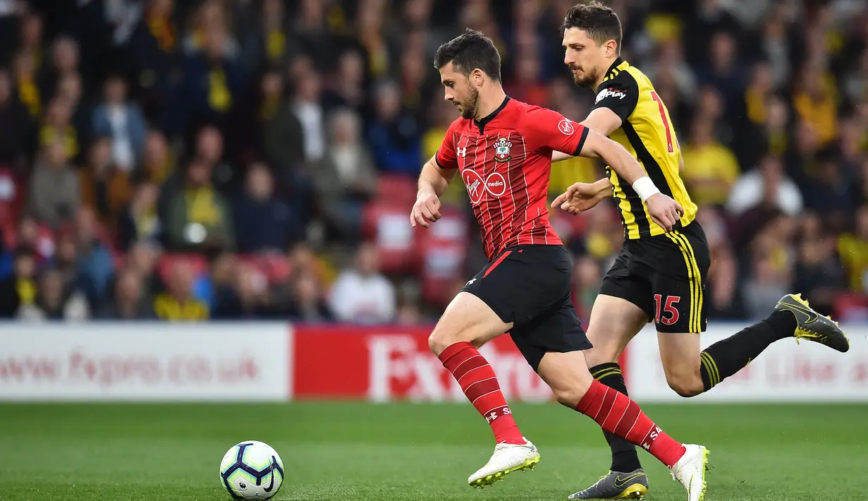 penyerang Southampton Shane Long (kiri) menambah daftar panjang pemain Premier League yang mampu mencetak gol cepat. Shane Long hanya butuh tujuh detik untuk merobek gawang Watford kala itu.  (Foto: AFP/Glyn Kirk)