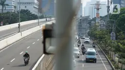 Pengendara sepeda motor melintasi Jalan Layang Non-Tol (JLNT) Kampung Melayu-Tanah Abang di Jakarta, Selasa (9/6/2020). Kurangnya penindakan pelanggar lalu lintas menyebabkan sebagian pemotor nekat menerobos JLNT, meskipun perilaku tersebut membahayakan keselamatan. (Liputan6.com/Immanuel Antonius)