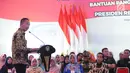 Menteri Sosial ‎Agus Gumiwang Kartasasmita memberi sambutan dalam acara penyaluran bansos Program Keluarga Harapan (PKH) dan Bantuan Pangan Non Tunai (BPNT) kepada seribu warga Depok, Jawa Barat, Selasa (12/2). (Liputan6.com/Herman Zakharia)