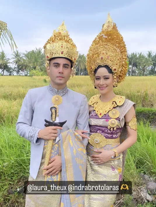 Keduanya memakai mahkota emas dengan busana warna cerah. Warna cerah sendiri menggambarkan kebahagiaan [Foto: @kamaratihbaliwedding]
