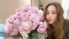 Park Min-young memiliki paras yang cantik memesona. Berpose dengan bibir manyun, Park Min-young terlihat begitu imut sambil memegang buket bunga. Buket bunga warna merah muda ini sukses bikin banyak penggemarnya jatuh hati ke Park Min-young. (Liputan6.com/IG/@rachel_mypark)