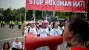 Suasana aksi tolak hukuman mati di depan Istana Merdeka, Jakarta, Jumat (1/5/2015). Aksi yang digelar bersamaan dengan Hari Buruh (May Day) itu berisi seruan untuk selamatkan buruh migran dari hukuman mati. (Liputan6.com/Faizal Fanani)