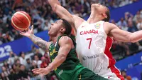 Pebasket Brasil, Yago Santos (kiri) berusaha mencetak poin dibayangi pebasket Kanada, Dwight Powell pada laga Grup L Piala Dunia FIBA 2023 di Indonesia Arena, Senayan, Jakarta, Jumat (01/09/2023). Brasil menang dengan skor 69-65. (Bola.com/Bagaskara Lazuardi)