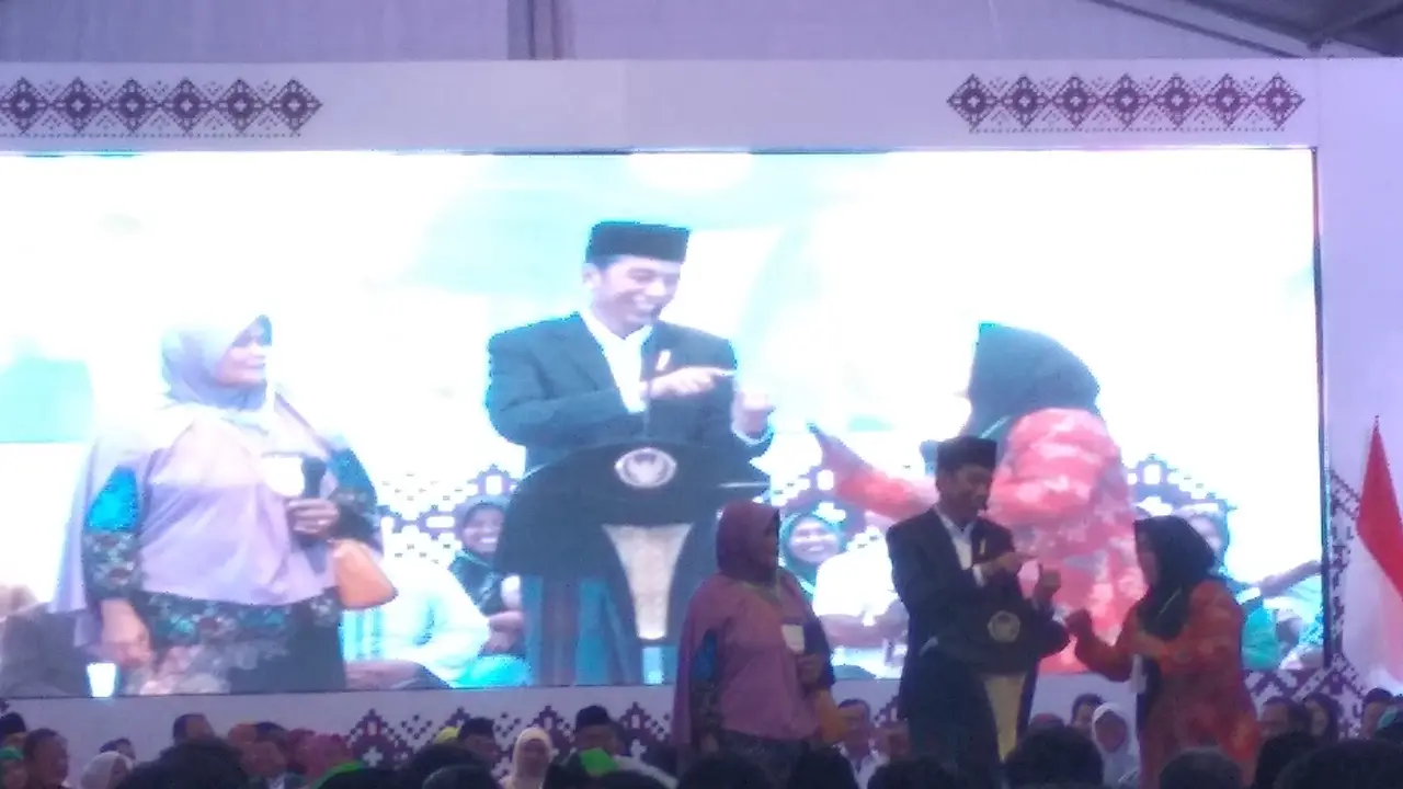 Presiden Joko Widodo (Jokowi), menyambangi Pondok Pesantren Miftahul Huda, di Kecamatan Manonjaya, Tasikmalaya, Jawa Barat. Dok Merdeka.com/Wilfridus Setu Umbu