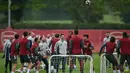 Meski, kedua tim punya karakter permainan yang berbeda, tetapi, baik Arsenal maupun Atletico Madrid, terbilang efektif dalam memaksimalkan peluang. Tampak dalam foto, manajer Arsenal asal Spanyol, Mikel Arteta (tengah), memantau sesi latihan tim di London Colney, utara London, pada Senin 4 Mei 2026. (Glyn KIRK/AFP)