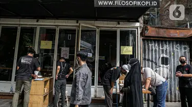 Warga menerima kopi gratis di Filosofi Kopi Melawai, Jakarta, Rabu (30/6/2021). Filosofi Kopi memberikan kopi gratis bagi warga yang telah melakukan vaksinasi COVID-19. Kegiatan tersebut merupakan bentuk dukungan kepada masyarakat agar melakukan vaksinasi COVID-19. (Liputan6.com/Faizal Fanani)