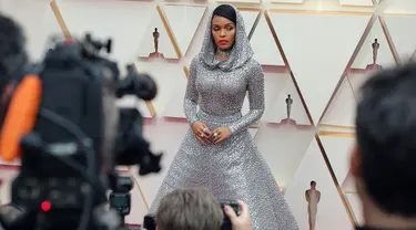 Aktris dan penyanyi Janelle Monae menghadiri ajang Academy Awards ke-92 di Dolby Theatre, Los Angeles, Minggu (9/2/2020). Monae yang hadir sebagai salah satu penampil di Oscar 2020 ini menarik perhatian dalam balutan gaun silver Ralph Lauren dengan detail tudung. (Neilson Barnard/Getty Images/AFP)