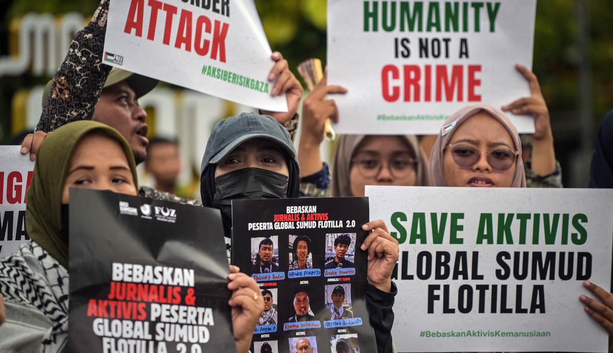 Para aktivis menggelar unjuk rasa menentang pencegatan kapal-kapal yang berpartisipasi dalam armada Global Sumud Flotilla (GSF), sebuah misi bantuan kemanusiaan ke Gaza melalui jalur laut, di Surabaya, Jawa Timur pada Kamis 21 Mei 2026. (JUNI KRISWANTO/AFP)