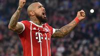 Gelandang Bayern Munchen, Arturo Vidal, setelah mencetak gol ke gawang Augsburg pada laga lanjutan Bundesliga, Sabtu (18/11/2017). (AFP/Christof Stache).