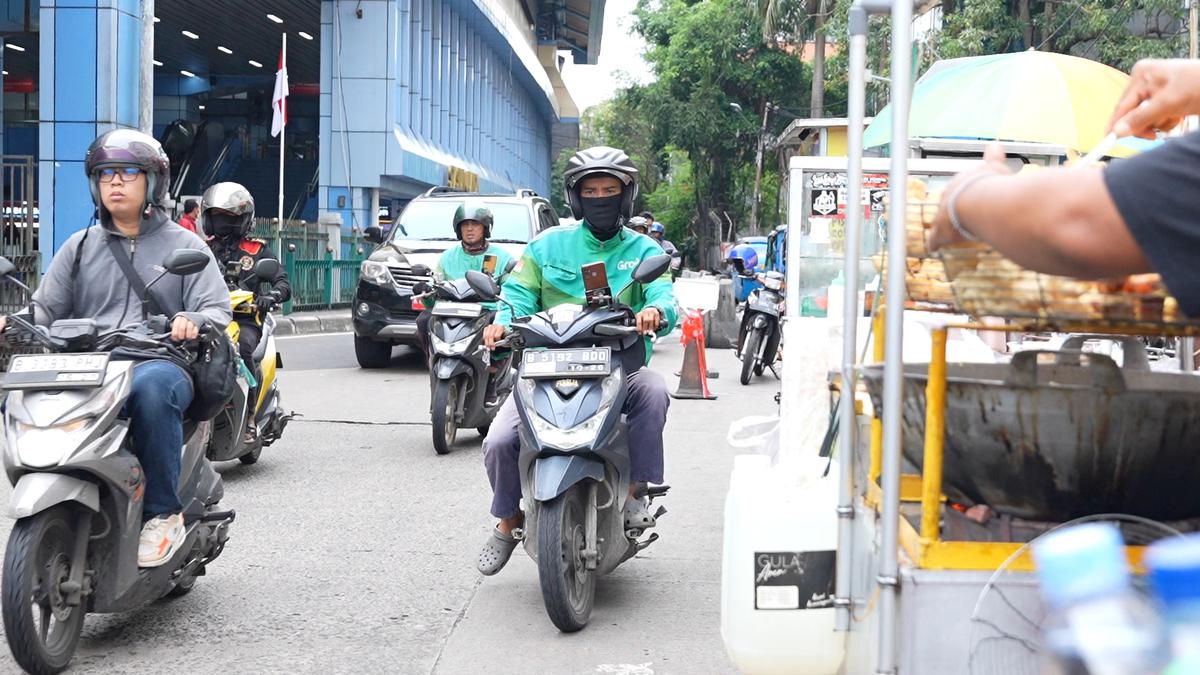 Bahagianya Pengemudi Ojek Online Dapat BHR, Bisa Beli Susu Anak hingga Baju Koko