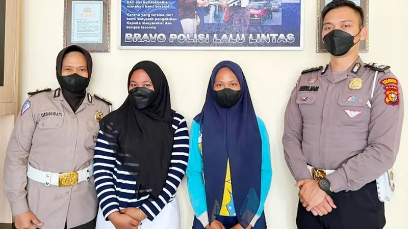 Dua perempuan di Pekanbaru yang dibawa ke Polresta karena berkendara ugal-ugalan.