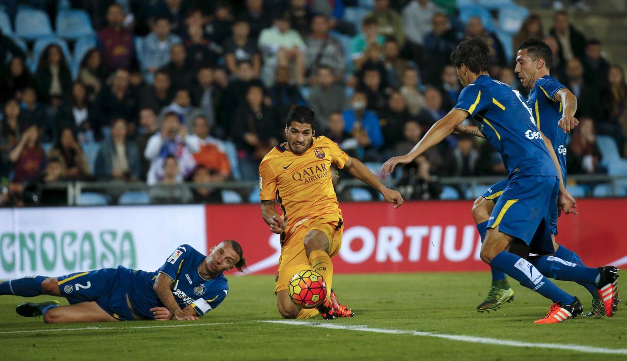 Pemain Barcelona Luis Suarez (tengah) mencoba mengecoh para pemain  Getafe dalam lanjutan La Liga Spanyol di Stadion Coliseum Alfonso Perez,  Getafe, Madrid, Sabttu (31/10/2015) Barcelona menang 2-0. (REUTERS/Andrea Comas)