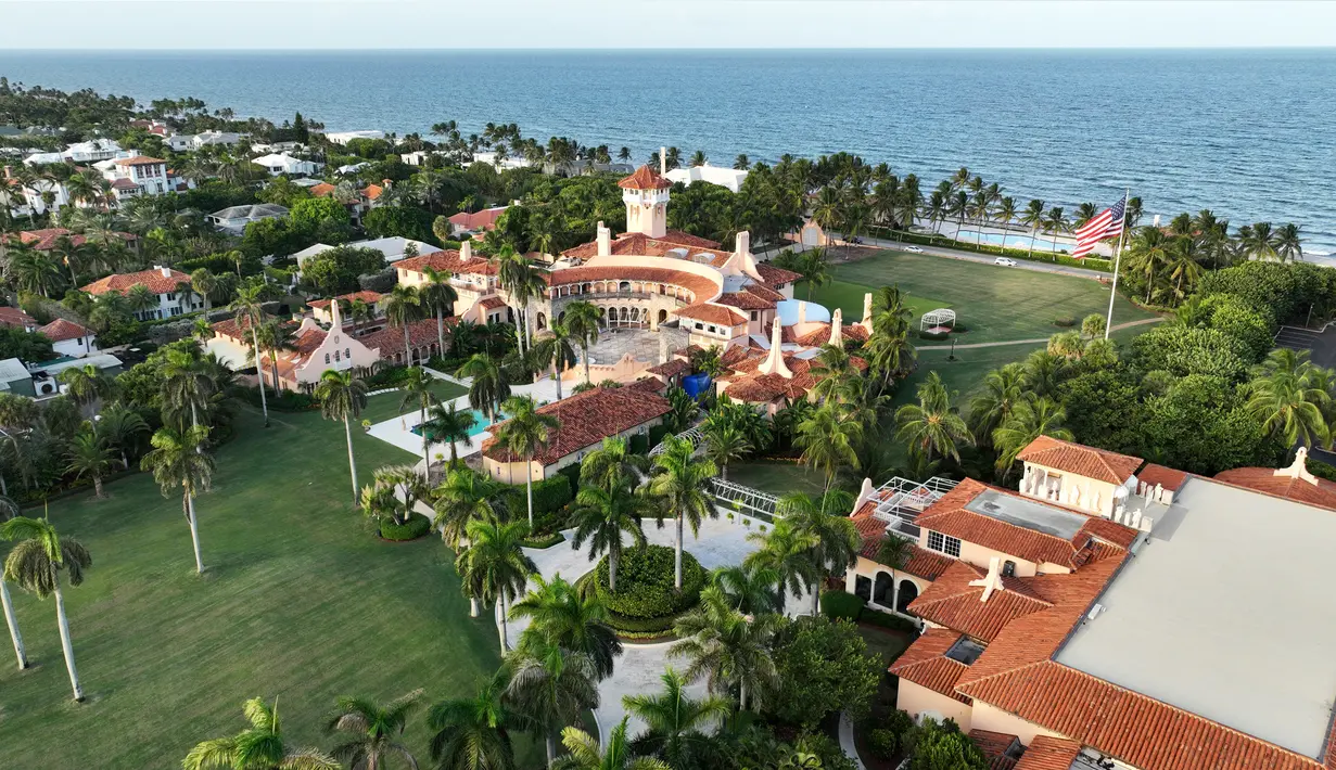<p>Pemandangan udara rumah milik Presiden Donald Trump di Mar-a-Lago, Palm Beach, Florida, Amerika Serikat, 10 Agustus 2022. Sejumlah laporan menyebutkan bahwa menggeledah itu terkait dengan penyelidikan atas kesalahan penanganan dokumen rahasia yang dikirim ke Mar-a-Lago. (AP Photo/Steve Helber)</p>