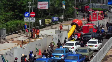 Kebocoran pipa gas di kawasan SCBD mengakibatkan jalan di sekitar Jenderal Sudirman macet total, Jakarta, Kamis, (17/7/14) (Liputan6.com / Johan Tallo)